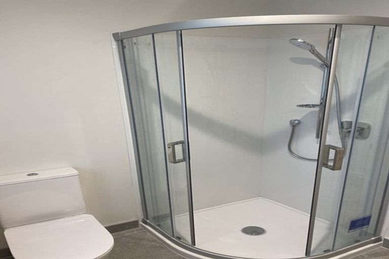 Photo of property in 1 Satchell Place, Birkenhead, Auckland, 0626