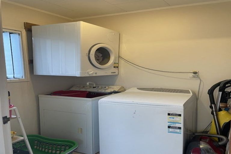 Photo of property in 2/1 Barbados Drive, Unsworth Heights, Auckland, 0632