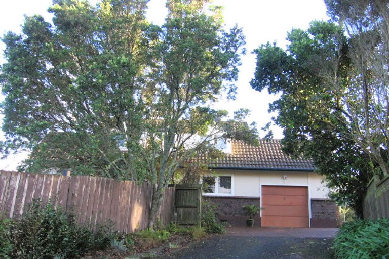 Photo of property in 8 Tadley Court, Goodwood Heights, Auckland, 2105