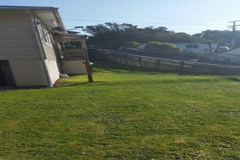 Photo of property in 43 Lyndfield Lane, Newlands, Wellington, 6037