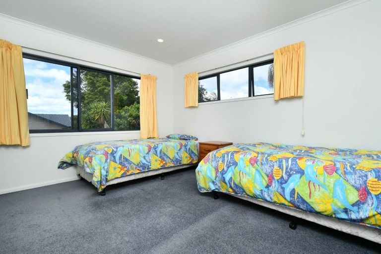 Photo of property in 11 Rosetti Rise, West Harbour, Auckland, 0618