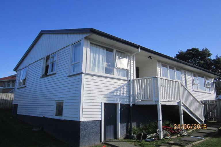 Photo of property in 17 Beauzami Crescent, Ascot Park, Porirua, 5024
