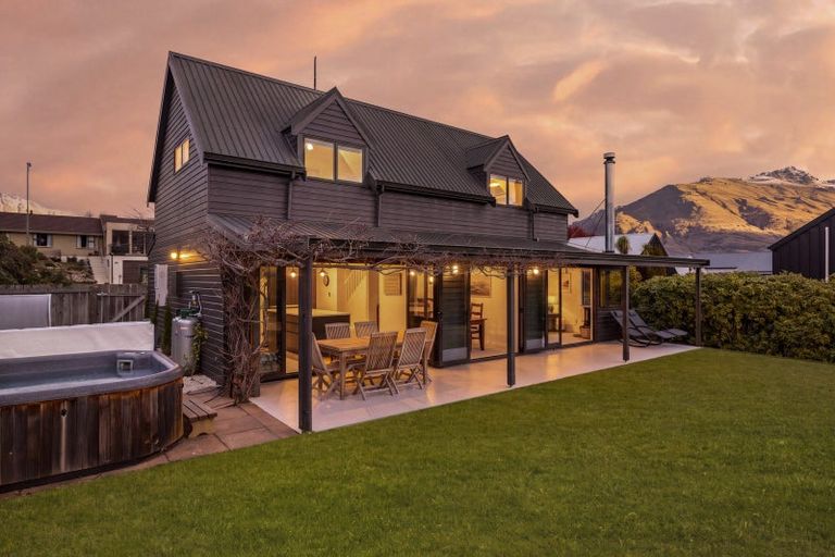 Photo of property in 14 Oregon Drive, Kelvin Heights, Queenstown, 9300