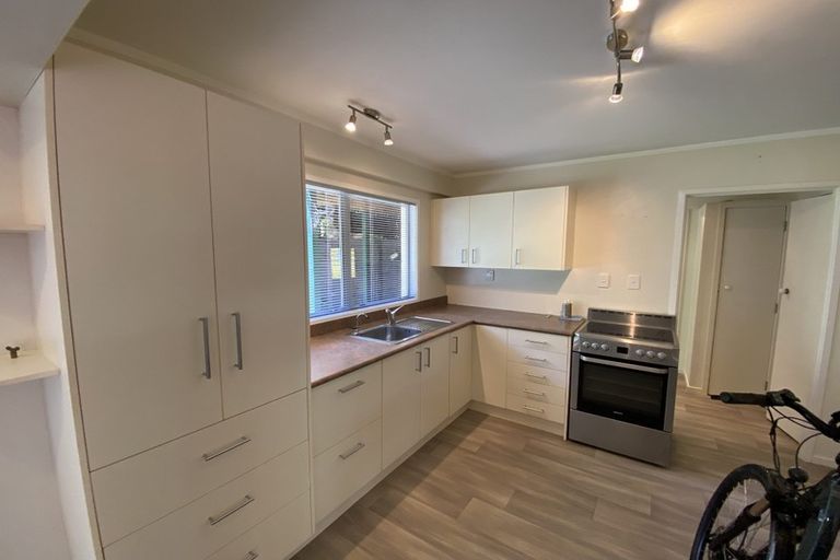 Photo of property in 41 Cron Avenue, Te Atatu South, Auckland, 0610