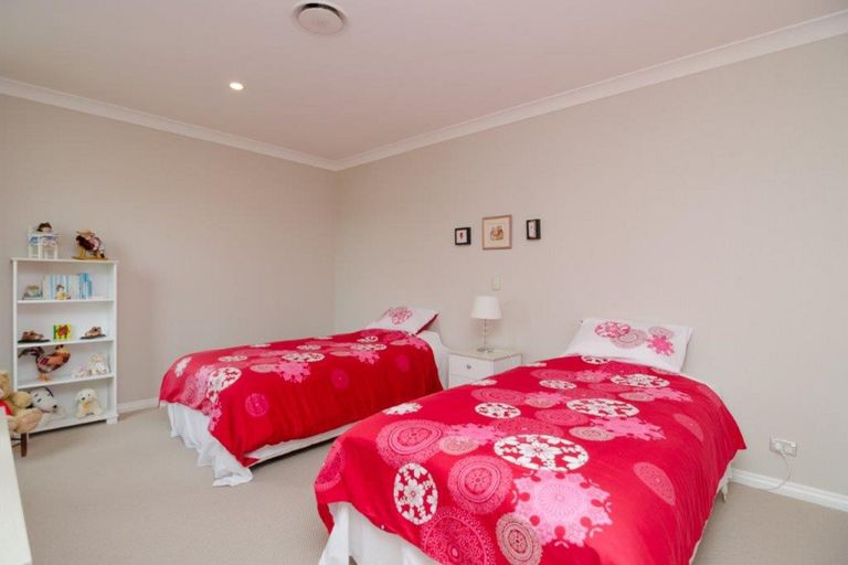 Photo of property in 6 Eagle Place, Martinborough, 5711