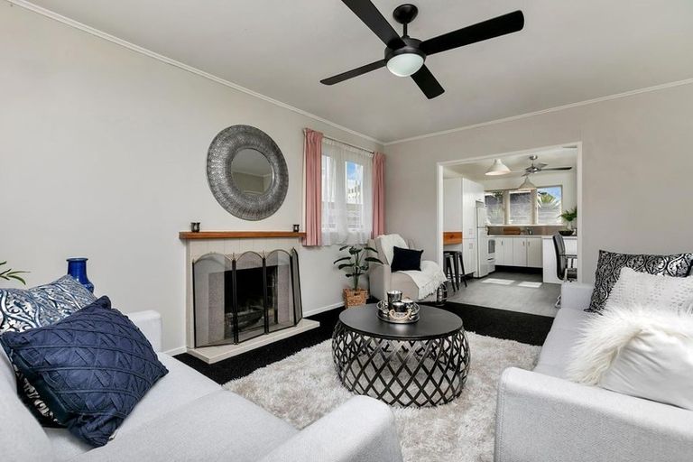 Photo of property in 16 Patts Avenue, Glendene, Auckland, 0602