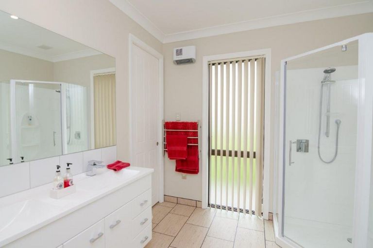 Photo of property in 6 Eagle Place, Martinborough, 5711