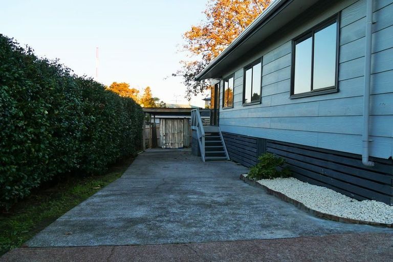 Photo of property in 1/21 Lowtherhurst Road, Massey, Auckland, 0614