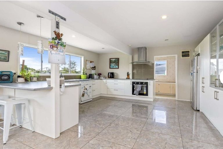 Photo of property in 49 Tawa Road, Kumeu, 0891