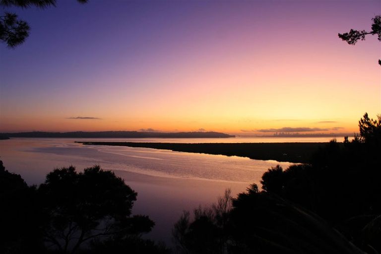 Photo of property in 215 West Harbour Drive, West Harbour, Auckland, 0618