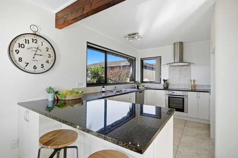 Photo of property in 2/983 Beach Road, Torbay, Auckland, 0630