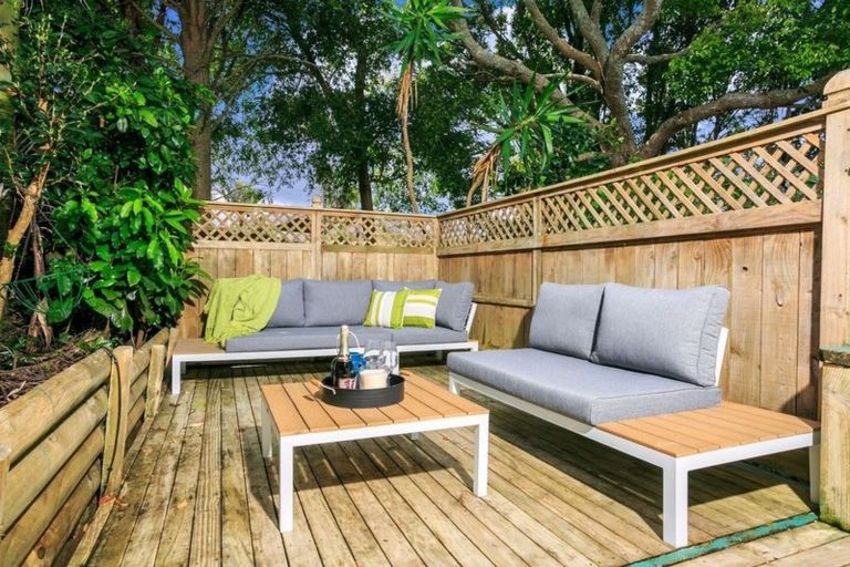 Photo of property in 2/21 Greenvalley Rise, Glenfield, Auckland, 0629