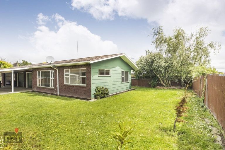 Photo of property in 2/82 John F Kennedy Drive, Milson, Palmerston North, 4414