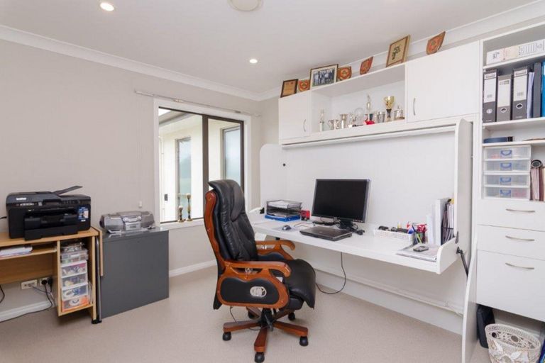 Photo of property in 6 Eagle Place, Martinborough, 5711