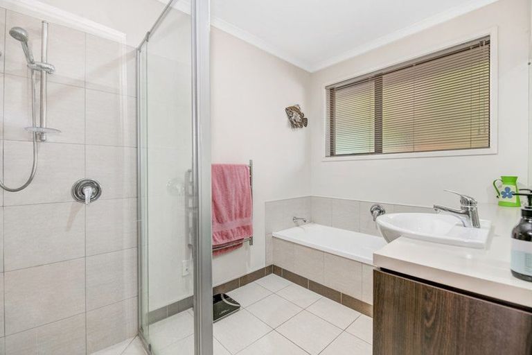 Photo of property in 42 Manuka Grove, Helensville, 0875