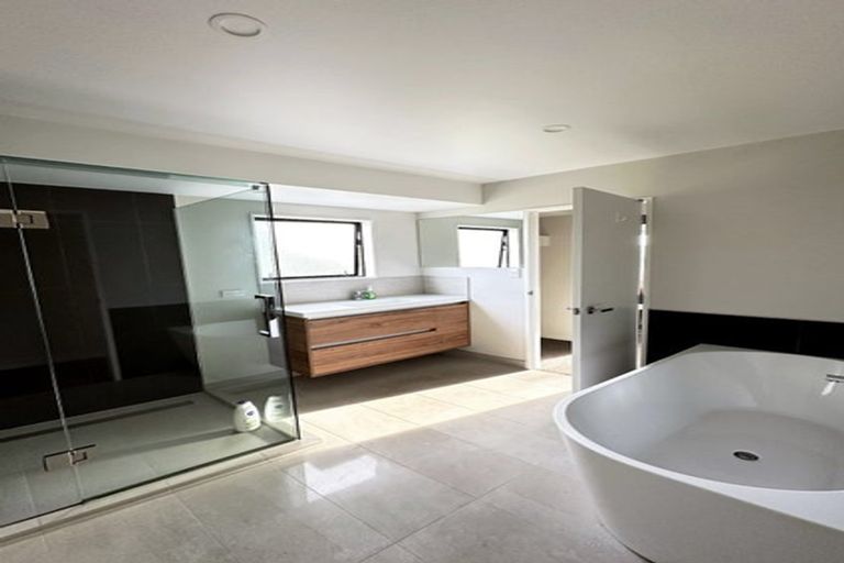 Photo of property in 168 Luckens Road, West Harbour, Auckland, 0618