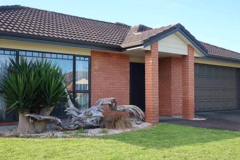 Photo of property in 19 Croftview Road, Wattle Downs, Auckland, 2103