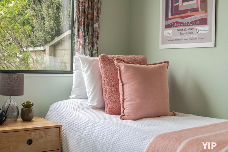 Photo of property in 4 Meadowcroft Grove, Johnsonville, Wellington, 6037