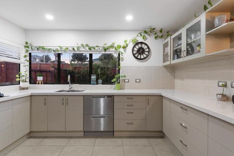 Photo of property in 30 Hercules Drive, Henderson, Auckland, 0612