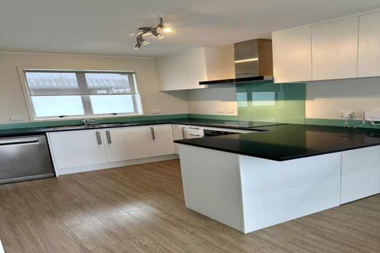 Photo of property in 2/51 Shanaway Rise, Hillcrest, Auckland, 0627