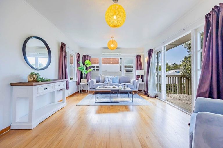 Photo of property in 12 Barker Rise, Northcross, Auckland, 0632