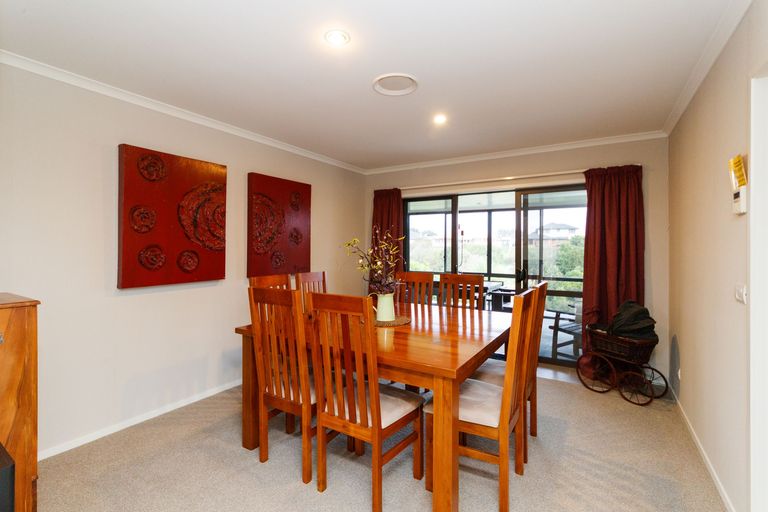 Photo of property in 33 Silkwood Place, Fitzherbert, Palmerston North, 4410