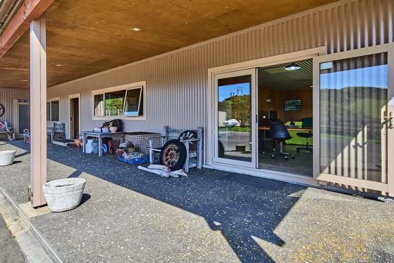 Photo of property in 132 Bing Lucas Drive, Tawa, Wellington, 5028