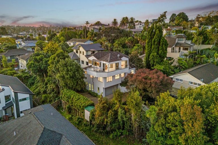 Photo of property in 2/24 Carlisle Road, Browns Bay, Auckland, 0630