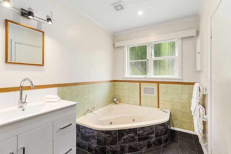 Photo of property in 11 Cecil Road, Tawa, Wellington, 5028