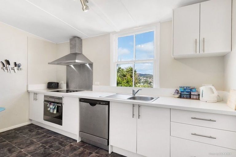 Photo of property in 113 Northland Road, Northland, Wellington, 6012