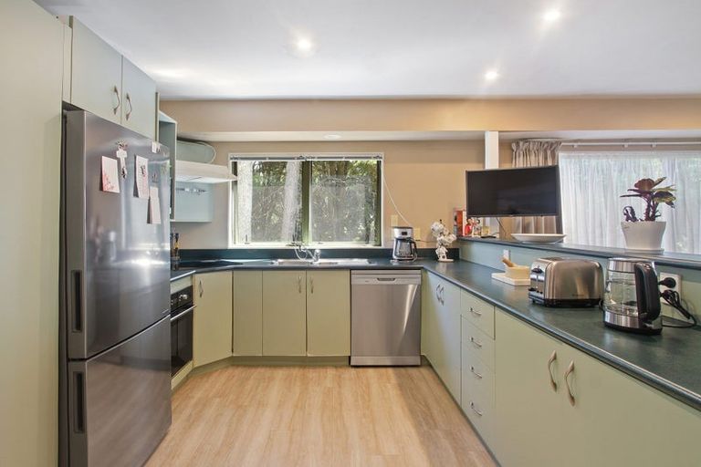 Photo of property in 16a Kingsclere Place, Goodwood Heights, Auckland, 2105