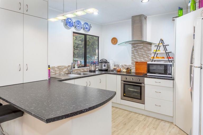 Photo of property in 37 Rosemead Place, Randwick Park, Auckland, 2105