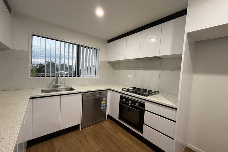 Photo of property in 5/12 Bangla Place, Massey, Auckland, 0614