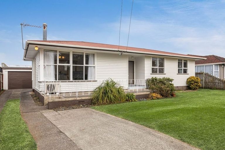 Photo of property in 24 Muir Avenue, Mangere Bridge, Auckland, 2022