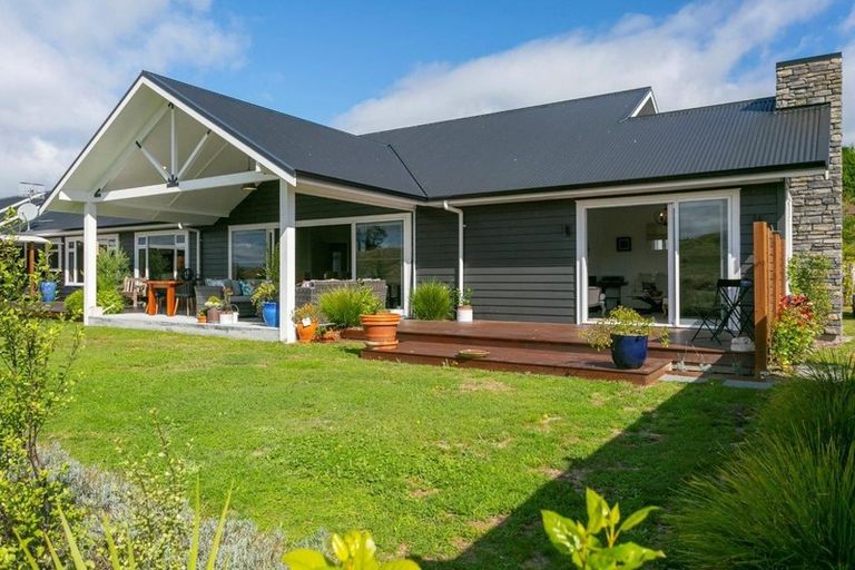 Photo of property in 98 Loch Views Road, Acacia Bay, Taupo, 3385