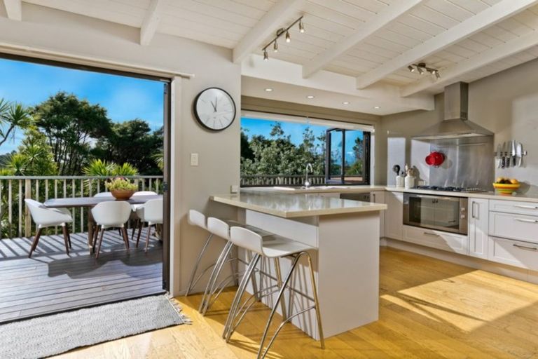 Photo of property in 19 Te Araroa Drive, Paremoremo, Auckland, 0632