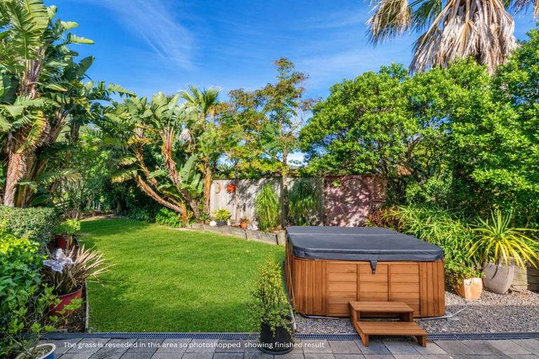 Photo of property in 1/4 Roberts Road, Matakatia, Whangaparaoa, 0930