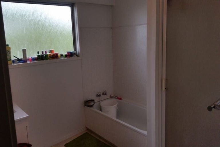 Photo of property in 1/940 East Coast Road, Northcross, Auckland, 0630