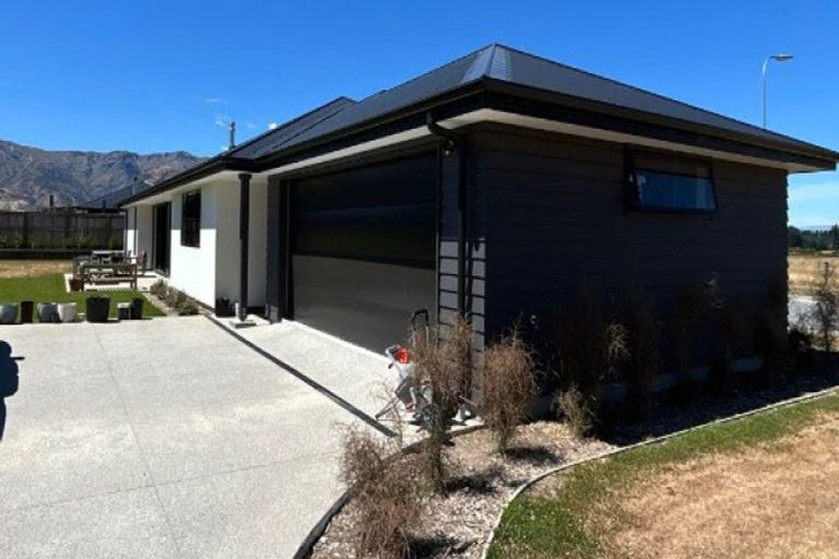 Photo of property in 2 Magpie Place, Lake Hawea, Wanaka, 9382