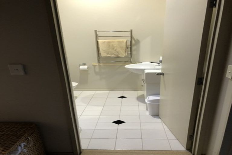 Photo of property in 2f/20 Ian Marwick Place, Birkenhead, Auckland, 0626