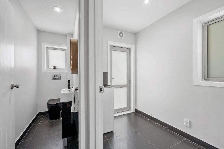 Photo of property in 2/21 Fields Parade, Oteha, Auckland, 0632