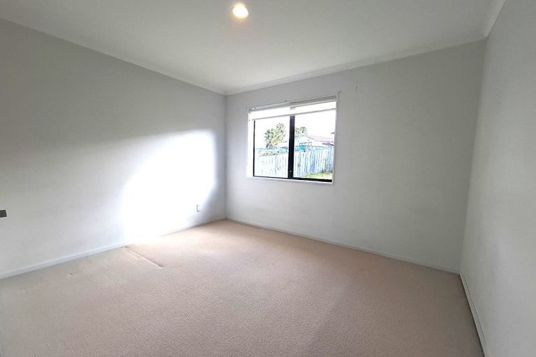 Photo of property in 27 Killygordon Place, Massey, Auckland, 0614