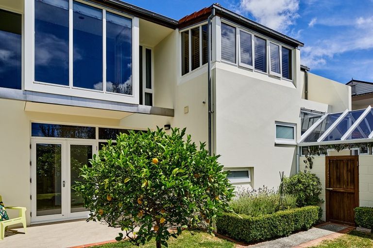 Photo of property in 5 Ngaio Street, Eastbourne, Lower Hutt, 5013