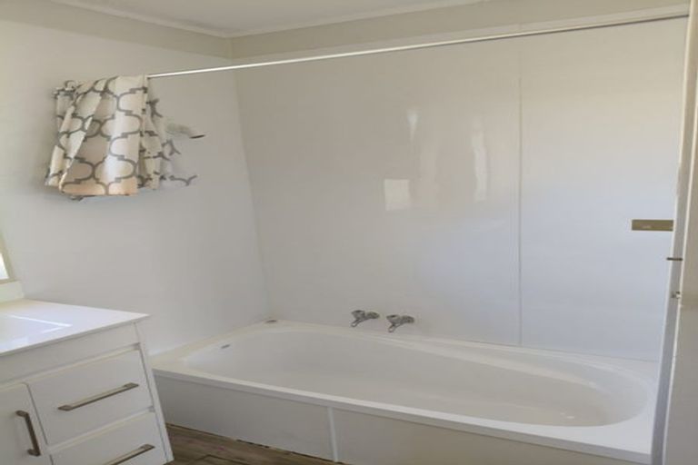 Photo of property in 2/30 Kennington Drive, Clendon Park, Auckland, 2103