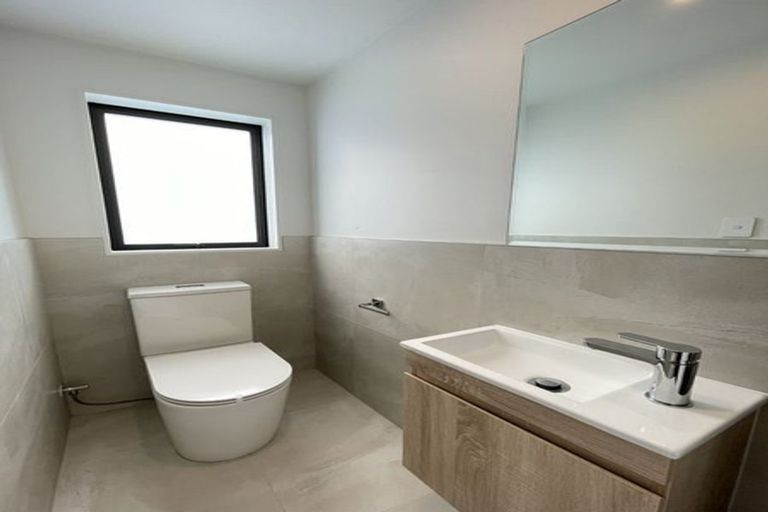 Photo of property in 5/107 Hobsonville Road, West Harbour, Auckland, 0618