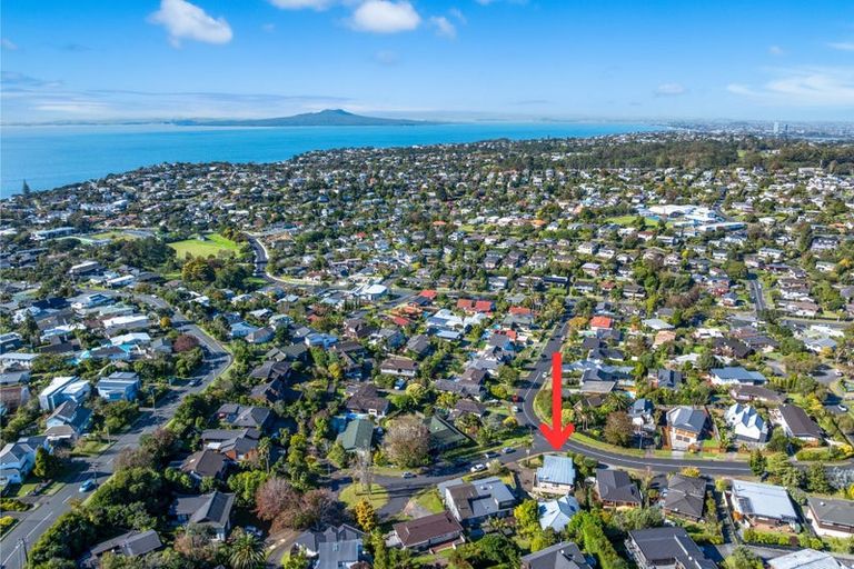 Photo of property in 1/1 Jeanette Place, Mairangi Bay, Auckland, 0630