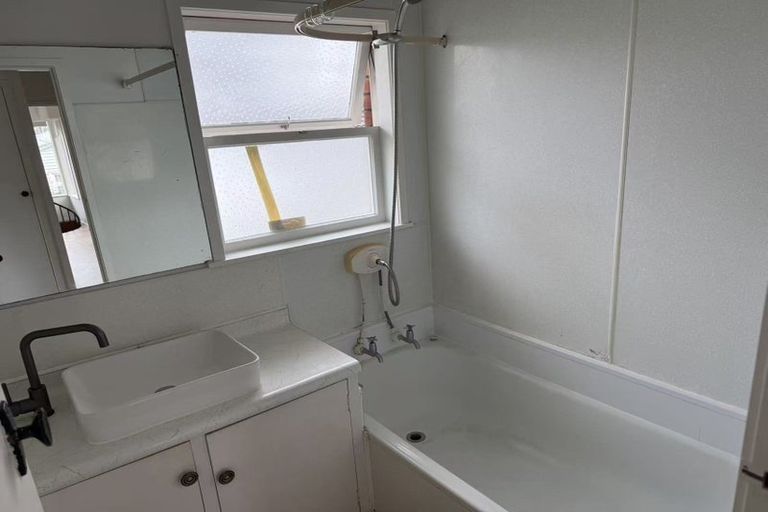 Photo of property in 2/16 Pupuke Road, Takapuna, Auckland, 0622