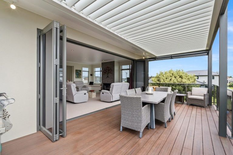 Photo of property in 16 Fred Carr Place, One Tree Point, 0118