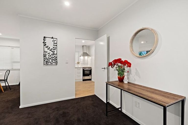 Photo of property in 2/2 Oreil Avenue, West Harbour, Auckland, 0618