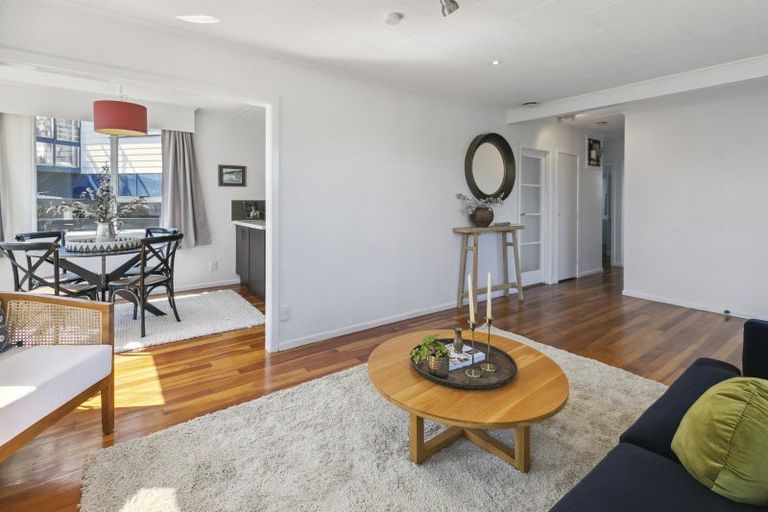 Photo of property in 27 Brooker Grove, Newlands, Wellington, 6037